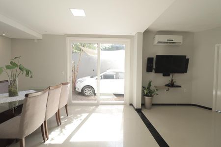 Casa à venda com 261m², 3 quartos e 3 vagasSala