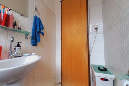 Casa à venda com 172m², 6 quartos e 4 vagas Casa à venda com 172m², 6 quartos e 4 vagasEdícula - Banheiro