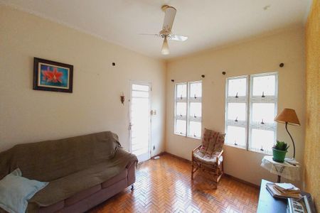 Casa à venda com 172m², 6 quartos e 4 vagas Casa à venda com 172m², 6 quartos e 4 vagasSala