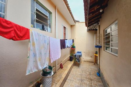 Casa à venda com 172m², 6 quartos e 4 vagas Casa à venda com 172m², 6 quartos e 4 vagasCorredor