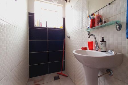 Casa à venda com 172m², 6 quartos e 4 vagas Casa à venda com 172m², 6 quartos e 4 vagasEdícula - Banheiro