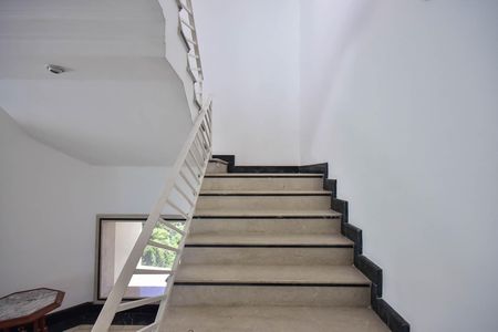 Apartamento para alugar com 366m², 3 quartos e 4 vagas Apartamento para alugar com 366m², 3 quartos e 4 vagasEscada