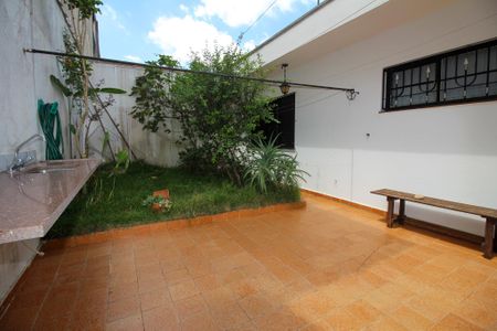 Casa à venda com 178m², 3 quartos e 4 vagas Casa à venda com 178m², 3 quartos e 4 vagasQuintal dos Fundos