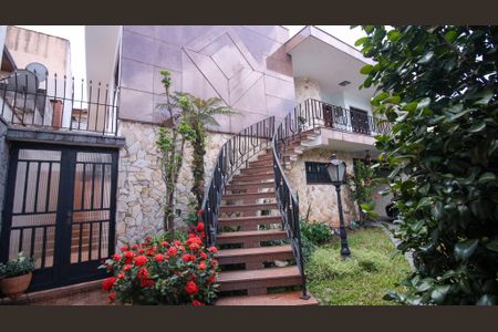 Casa à venda com 178m², 3 quartos e 4 vagas Casa à venda com 178m², 3 quartos e 4 vagasEscadas da Varanda