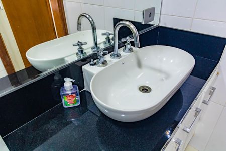 Casa à venda com 156m², 3 quartos e 2 vagas Casa à venda com 156m², 3 quartos e 2 vagasBanheiro da Suíte 1