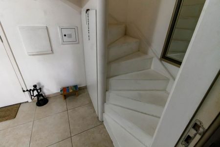 Apartamento para alugar com 48m², 1 quarto e 1 vaga Apartamento para alugar com 48m², 1 quarto e 1 vagaEscada acesso a Suíte
