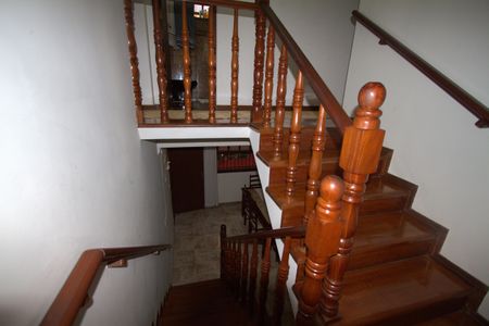 Casa à venda com 285m², 4 quartos e 3 vagas Casa à venda com 285m², 4 quartos e 3 vagasEscada