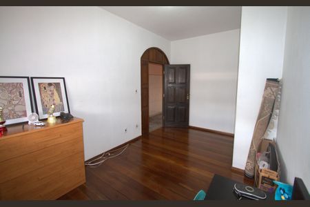 Casa à venda com 285m², 4 quartos e 3 vagas Casa à venda com 285m², 4 quartos e 3 vagasQuarto 4