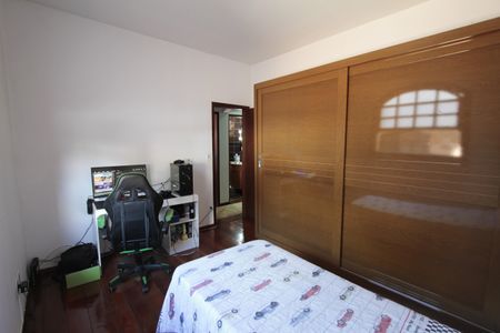 Casa à venda com 285m², 4 quartos e 3 vagasquarto 2