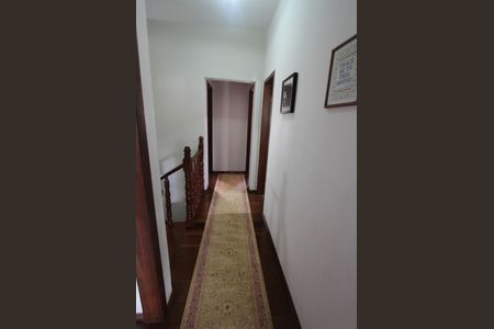 Casa à venda com 285m², 4 quartos e 3 vagasCorredor segundo andar