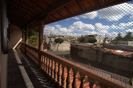 Casa à venda com 285m², 4 quartos e 3 vagas Casa à venda com 285m², 4 quartos e 3 vagasVaranda segundo andar