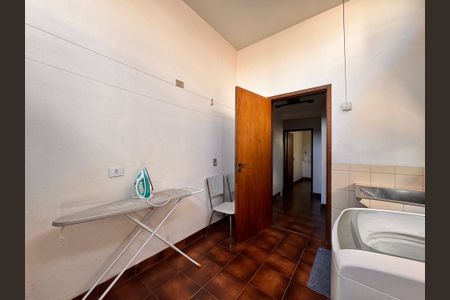 Casa à venda com 230m², 4 quartos e 3 vagas Casa à venda com 230m², 4 quartos e 3 vagasLavanderia