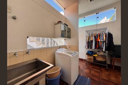 Casa à venda com 230m², 4 quartos e 3 vagas Casa à venda com 230m², 4 quartos e 3 vagasLavanderia