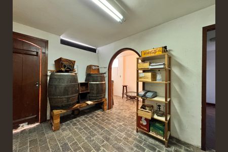 Casa à venda com 230m², 4 quartos e 3 vagas Casa à venda com 230m², 4 quartos e 3 vagasAdega