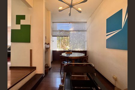 Casa à venda com 230m², 4 quartos e 3 vagas Casa à venda com 230m², 4 quartos e 3 vagasEscritório