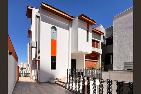 Casa à venda com 230m², 4 quartos e 3 vagas Casa à venda com 230m², 4 quartos e 3 vagasFachada interna