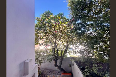Casa à venda com 230m², 4 quartos e 3 vagas Casa à venda com 230m², 4 quartos e 3 vagasVista