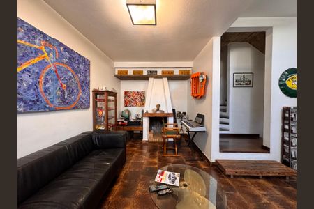 Casa à venda com 230m², 4 quartos e 3 vagas Casa à venda com 230m², 4 quartos e 3 vagasSala de estar