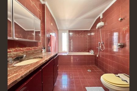 Casa à venda com 230m², 4 quartos e 3 vagas Casa à venda com 230m², 4 quartos e 3 vagasBanheiro da suíte