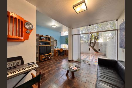 Casa à venda com 230m², 4 quartos e 3 vagas Casa à venda com 230m², 4 quartos e 3 vagasSala de estar