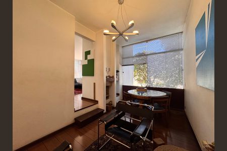 Casa à venda com 230m², 4 quartos e 3 vagas Casa à venda com 230m², 4 quartos e 3 vagasEscritório