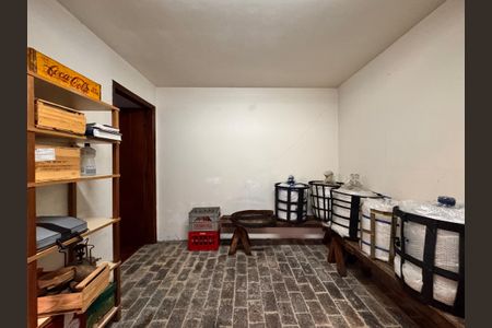 Casa à venda com 230m², 4 quartos e 3 vagas Casa à venda com 230m², 4 quartos e 3 vagasAdega