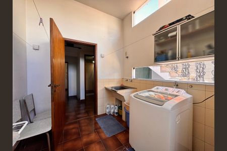 Casa à venda com 230m², 4 quartos e 3 vagas Casa à venda com 230m², 4 quartos e 3 vagasLavanderia