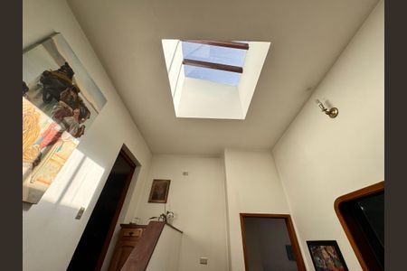 Casa à venda com 230m², 4 quartos e 3 vagas Casa à venda com 230m², 4 quartos e 3 vagasCorredor acesso aos quartos e suíte