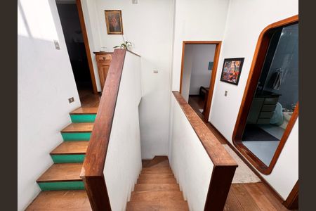 Casa à venda com 230m², 4 quartos e 3 vagas Casa à venda com 230m², 4 quartos e 3 vagasCorredor acesso aos quartos e suíte