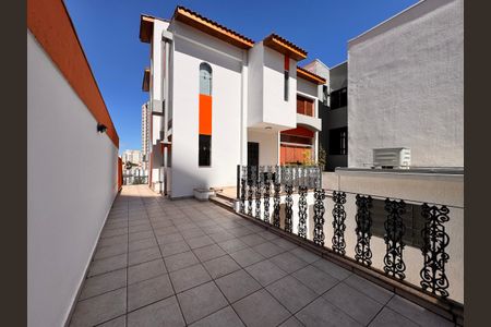Casa à venda com 230m², 4 quartos e 3 vagas Casa à venda com 230m², 4 quartos e 3 vagasVaranda