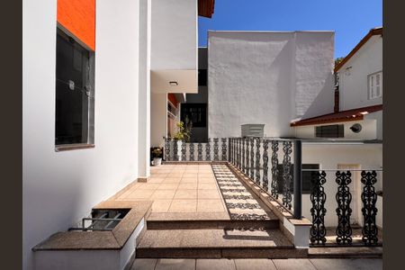 Casa à venda com 230m², 4 quartos e 3 vagas Casa à venda com 230m², 4 quartos e 3 vagasVaranda