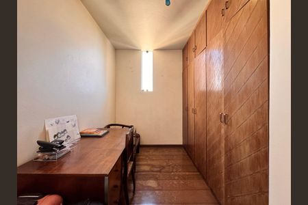 Casa à venda com 230m², 4 quartos e 3 vagas Casa à venda com 230m², 4 quartos e 3 vagasCloset suite