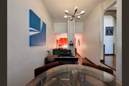 Casa à venda com 230m², 4 quartos e 3 vagas Casa à venda com 230m², 4 quartos e 3 vagasEscritório