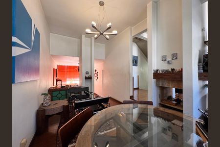 Casa à venda com 230m², 4 quartos e 3 vagas Casa à venda com 230m², 4 quartos e 3 vagasEscritório