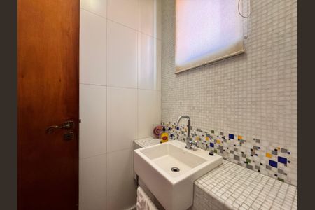 Casa à venda com 230m², 4 quartos e 3 vagas Casa à venda com 230m², 4 quartos e 3 vagasLavabo