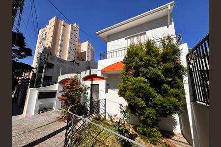 Casa à venda com 230m², 4 quartos e 3 vagas Casa à venda com 230m², 4 quartos e 3 vagasFachada