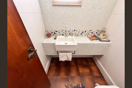 Casa à venda com 230m², 4 quartos e 3 vagas Casa à venda com 230m², 4 quartos e 3 vagasLavabo