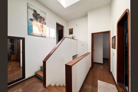 Casa à venda com 230m², 4 quartos e 3 vagas Casa à venda com 230m², 4 quartos e 3 vagasCorredor acesso aos quartos e suíte