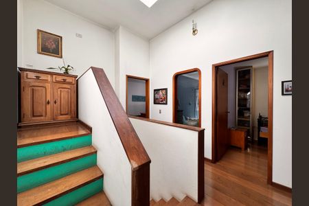 Casa à venda com 230m², 4 quartos e 3 vagas Casa à venda com 230m², 4 quartos e 3 vagasCorredor acesso aos quartos e suíte