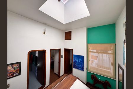 Casa à venda com 230m², 4 quartos e 3 vagas Casa à venda com 230m², 4 quartos e 3 vagasCorredor acesso aos quartos e suíte