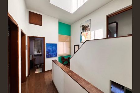 Casa à venda com 230m², 4 quartos e 3 vagas Casa à venda com 230m², 4 quartos e 3 vagasCorredor acesso aos quartos e suíte