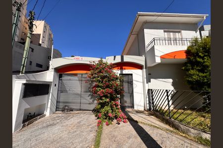 Casa à venda com 230m², 4 quartos e 3 vagas Casa à venda com 230m², 4 quartos e 3 vagasFachada