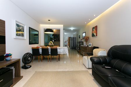 Casa à venda com 180m², 3 quartos e 2 vagasSala