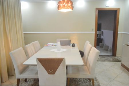 Casa à venda com 270m², 4 quartos e 3 vagas Casa à venda com 270m², 4 quartos e 3 vagasSala