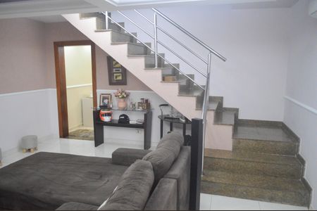 Casa à venda com 270m², 4 quartos e 3 vagas Casa à venda com 270m², 4 quartos e 3 vagasSala