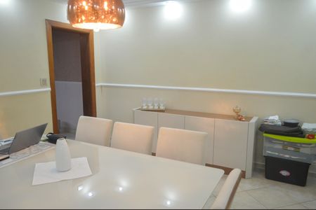 Casa à venda com 270m², 4 quartos e 3 vagas Casa à venda com 270m², 4 quartos e 3 vagasSala