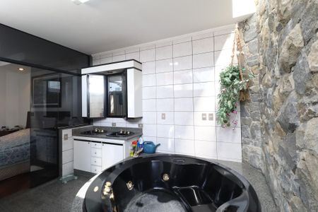 Casa à venda com 445m², 4 quartos e 6 vagasBanheiro da Suíte 1