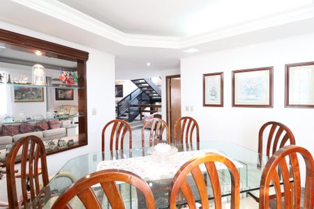 Casa à venda com 445m², 4 quartos e 6 vagasSala