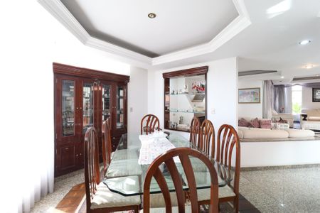 Casa à venda com 445m², 4 quartos e 6 vagasSala