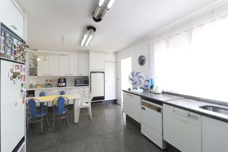 Casa à venda com 445m², 4 quartos e 6 vagasCozinha